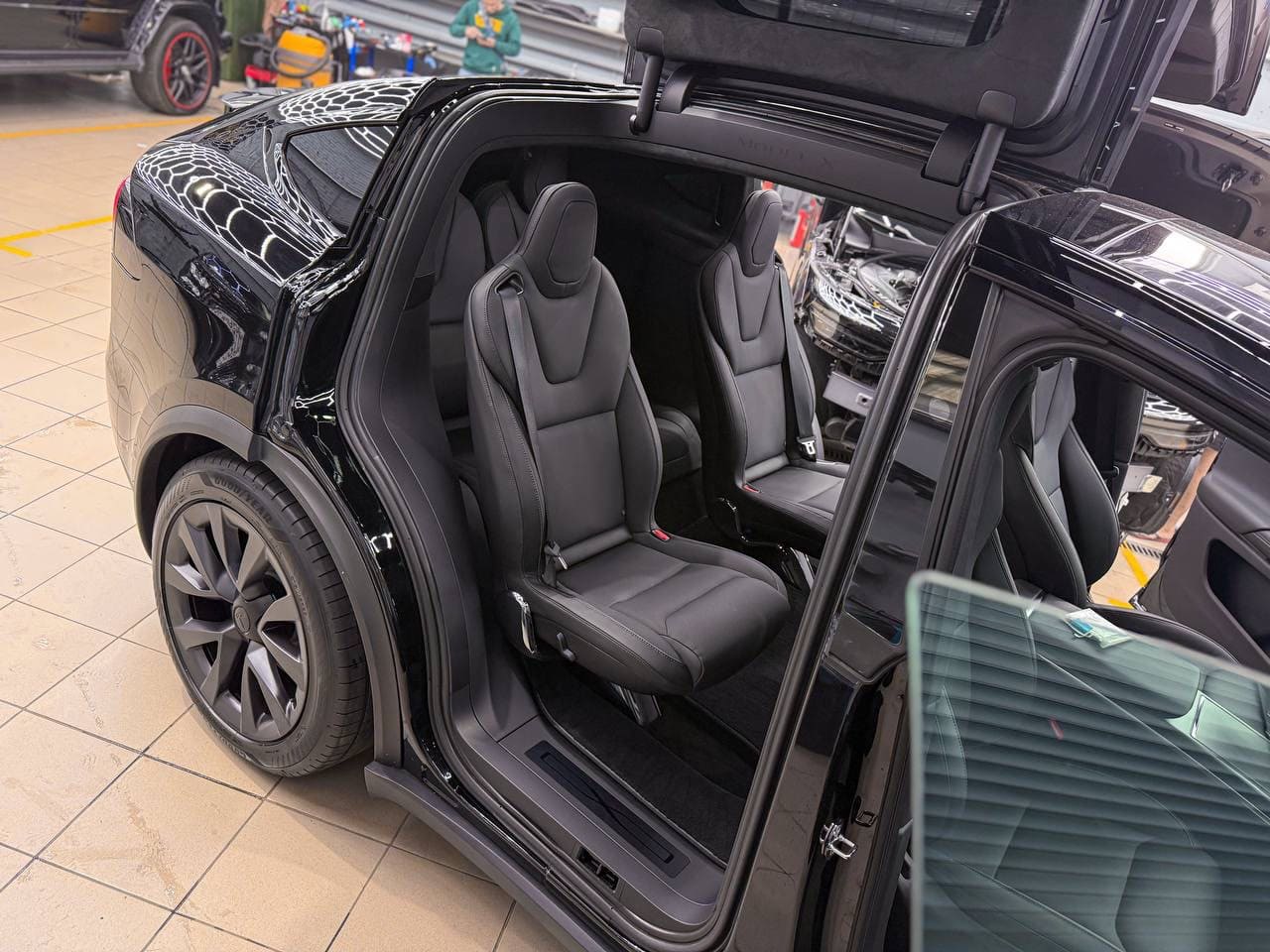 Чёрная оклейка Tesla Model X Plaid — после защиты глянцевых элементов, кадр 16