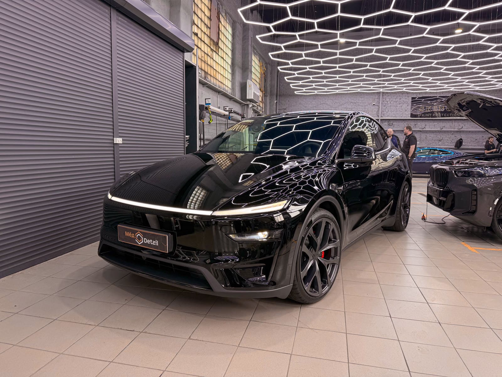 Защита Tesla Model Y чёрным полиуретаном