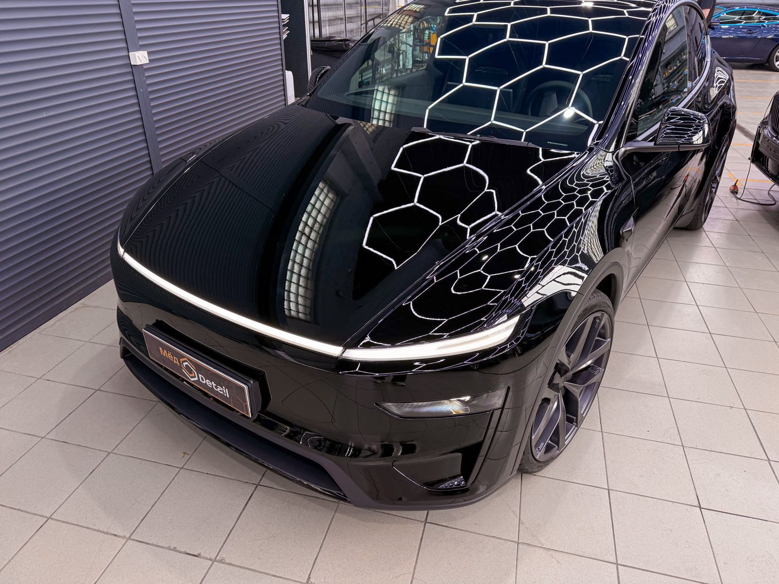 Защита Tesla Model Y чёрным полиуретаном — после защиты глянцевых элементов, кадр 8