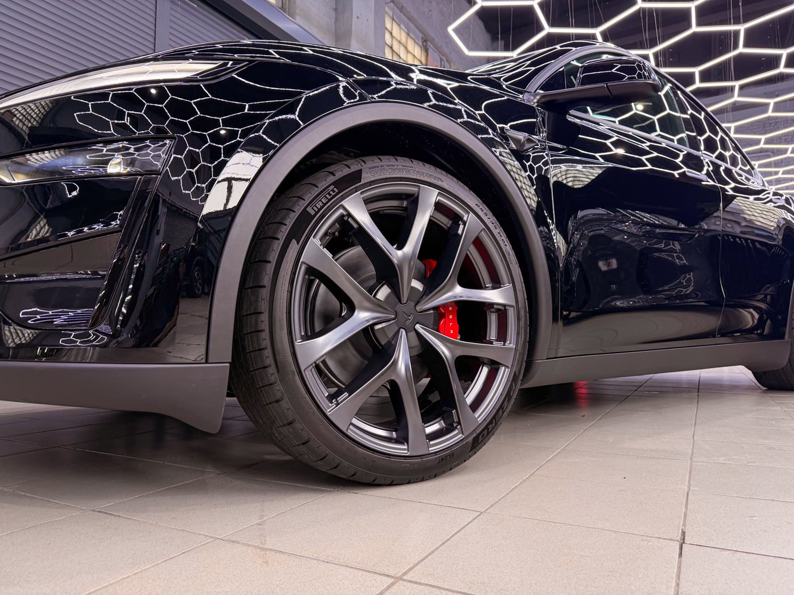 Защита Tesla Model Y чёрным полиуретаном — после защиты глянцевых элементов, кадр 9