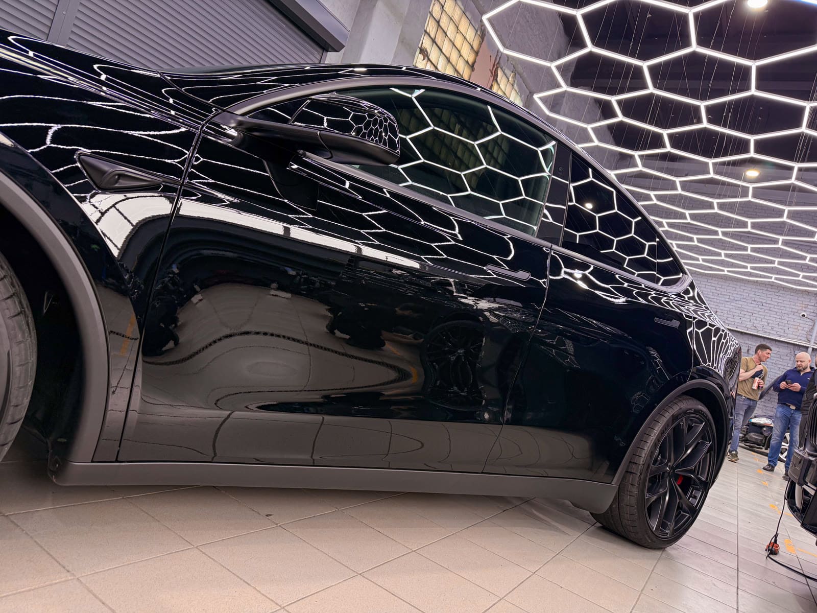 Защита Tesla Model Y чёрным полиуретаном — после защиты глянцевых элементов, кадр 10