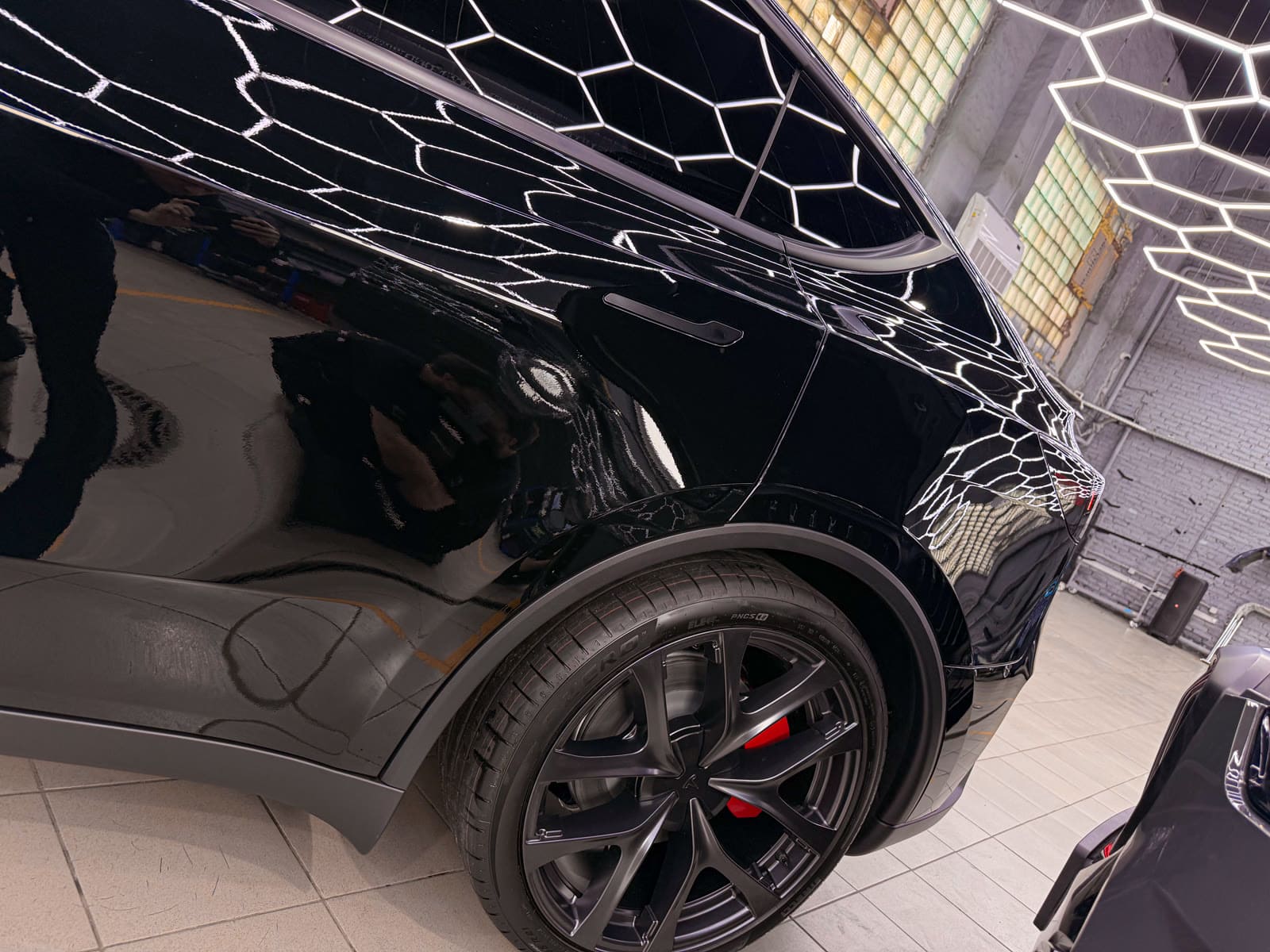 Защита Tesla Model Y чёрным полиуретаном — после защиты глянцевых элементов, кадр 12