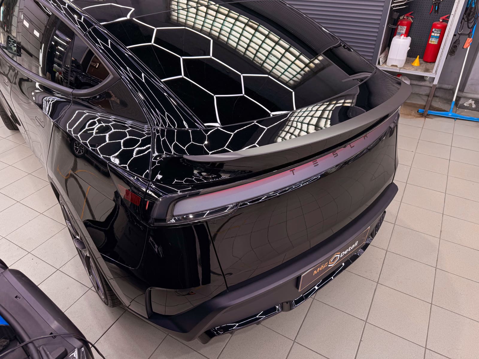 Защита Tesla Model Y чёрным полиуретаном — после защиты глянцевых элементов, кадр 13