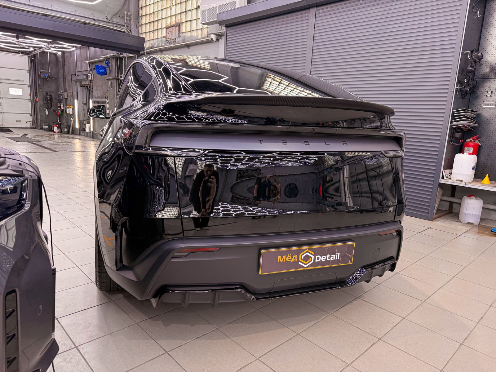 Защита Tesla Model Y чёрным полиуретаном — после защиты глянцевых элементов, кадр 14