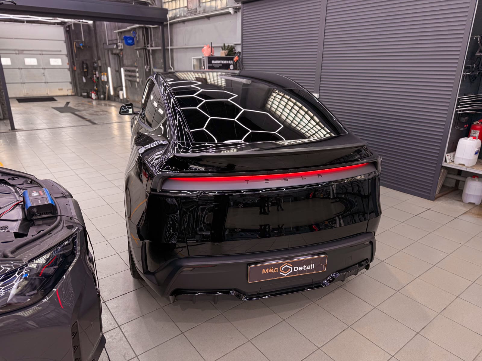 Защита Tesla Model Y чёрным полиуретаном — после защиты глянцевых элементов, кадр 16