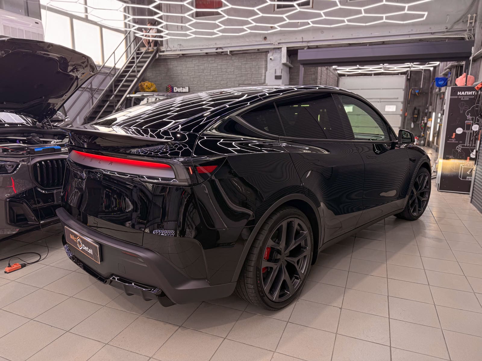 Защита Tesla Model Y чёрным полиуретаном — после защиты глянцевых элементов, кадр 17