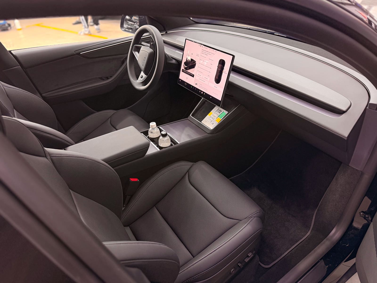 Защита Tesla Model Y чёрным полиуретаном — после защиты глянцевых элементов, кадр 19