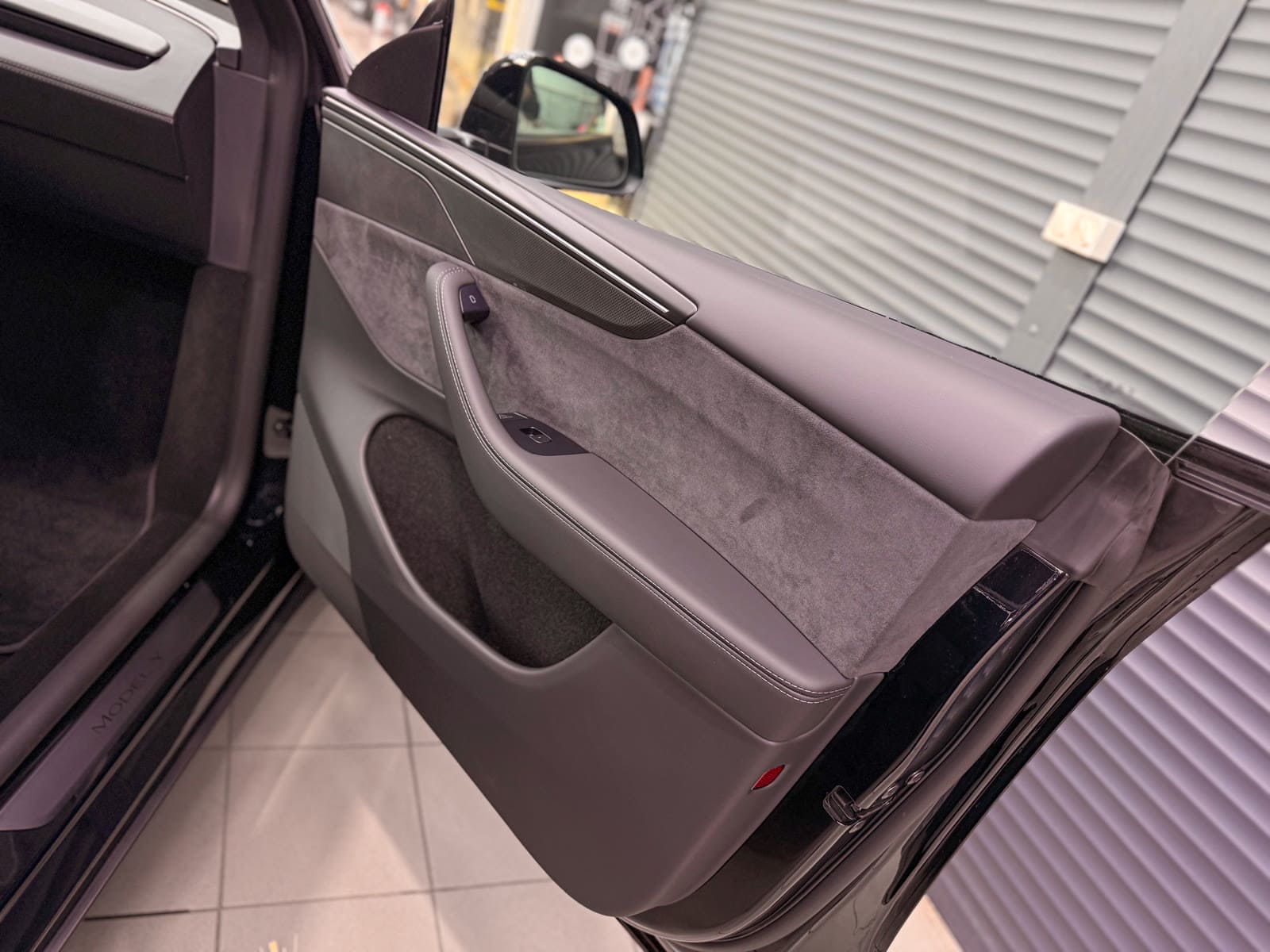 Защита Tesla Model Y чёрным полиуретаном — после защиты глянцевых элементов, кадр 20