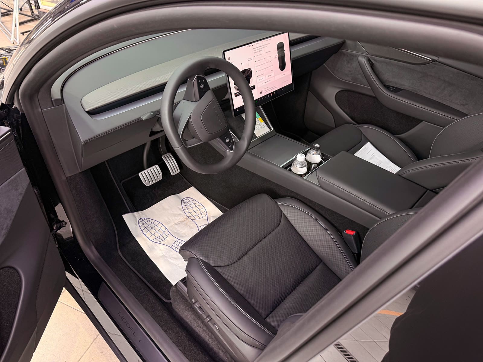 Защита Tesla Model Y чёрным полиуретаном — после защиты глянцевых элементов, кадр 22