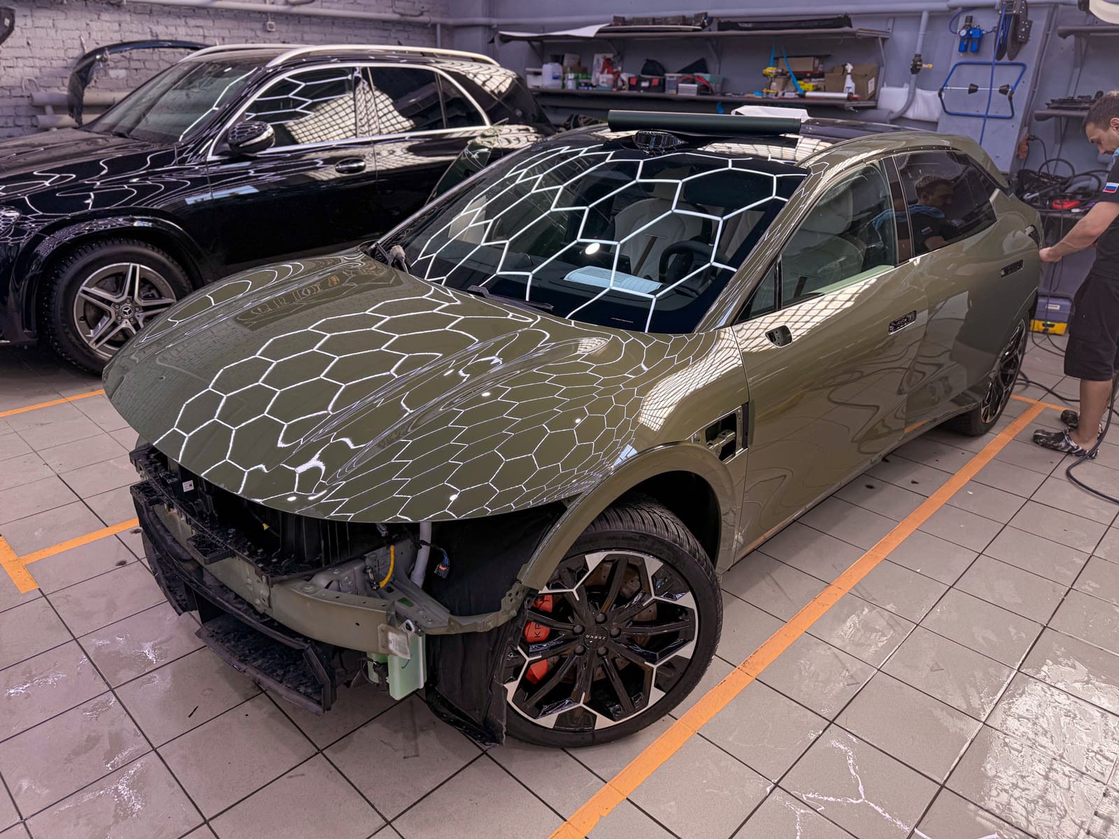 Матовая оклейка Zeekr GT — в процессе защиты глянцевых элементов, кадр 1