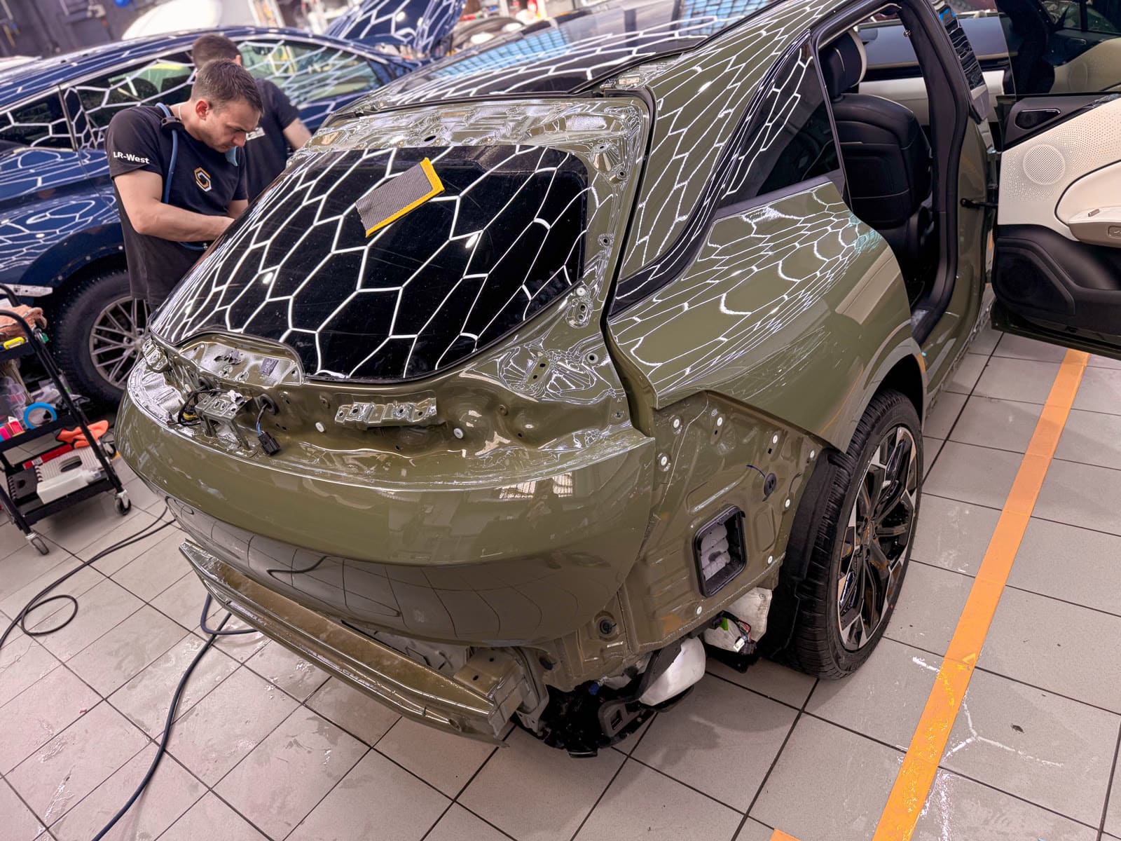Матовая оклейка Zeekr GT — в процессе защиты глянцевых элементов, кадр 2