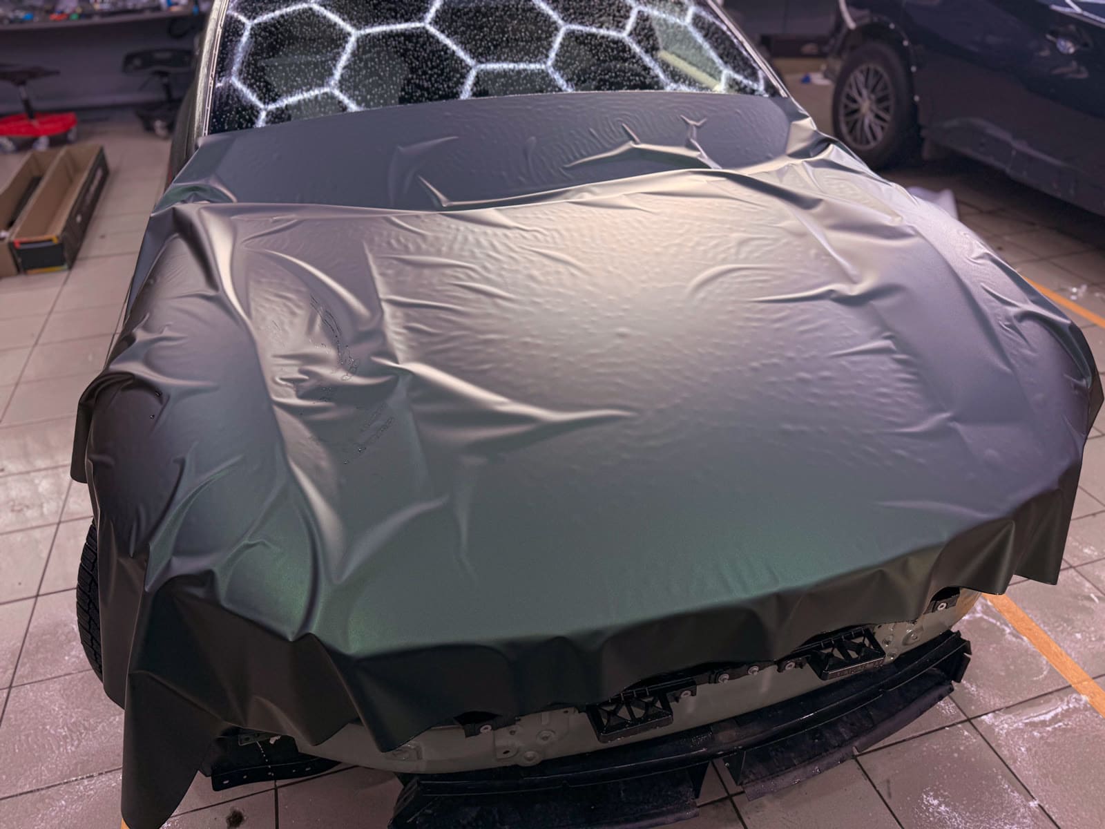 Матовая оклейка Zeekr GT — в процессе защиты глянцевых элементов, кадр 5