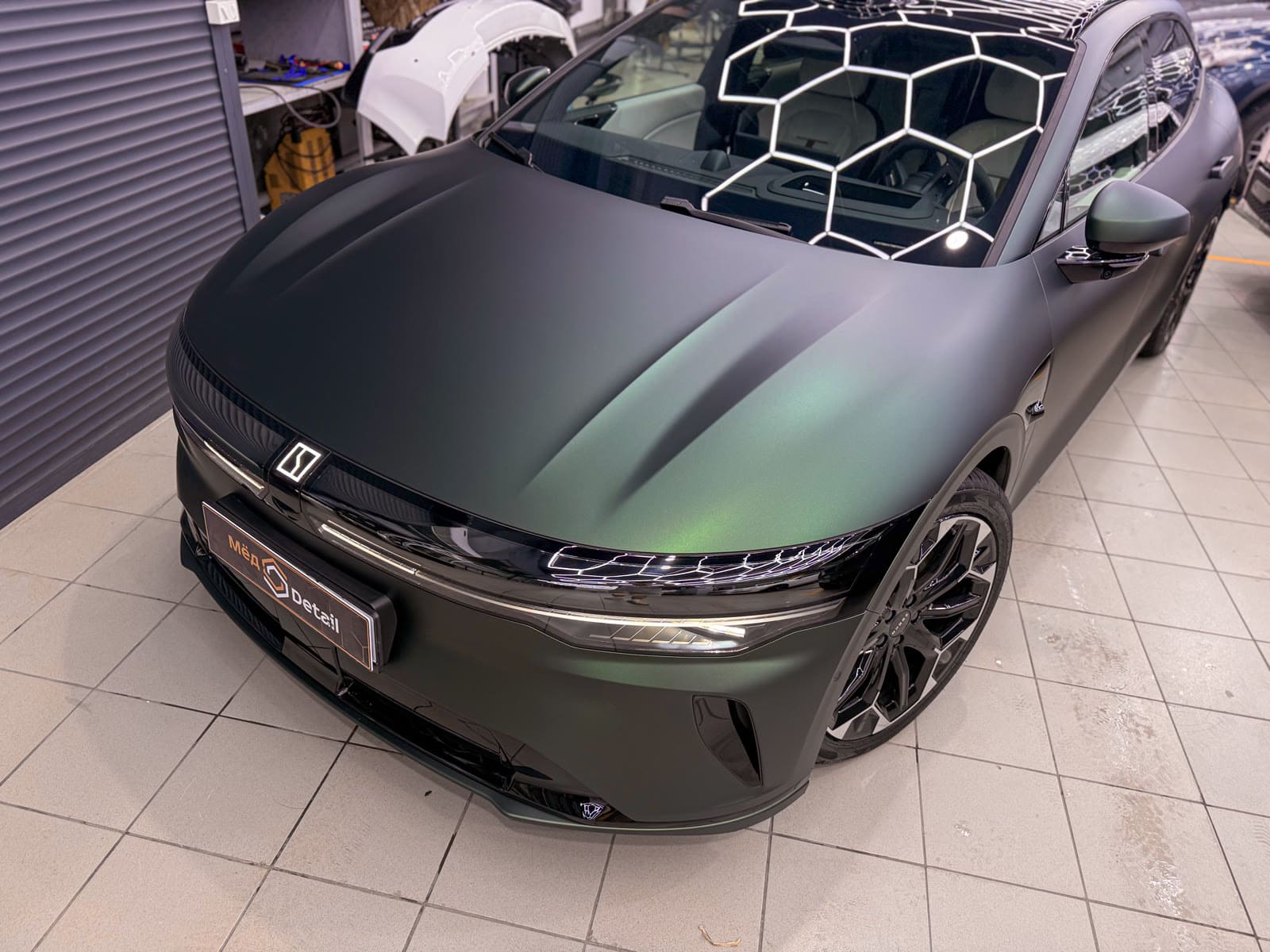 Матовая оклейка Zeekr GT — после защиты глянцевых элементов, кадр 12