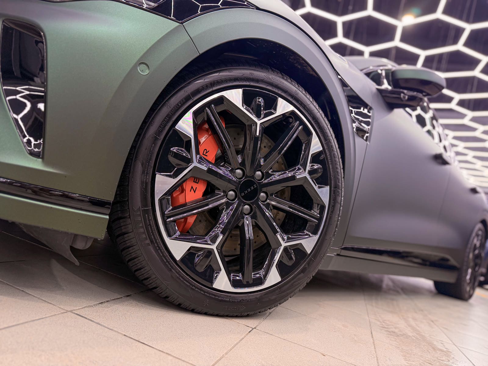Матовая оклейка Zeekr GT — после защиты глянцевых элементов, кадр 13