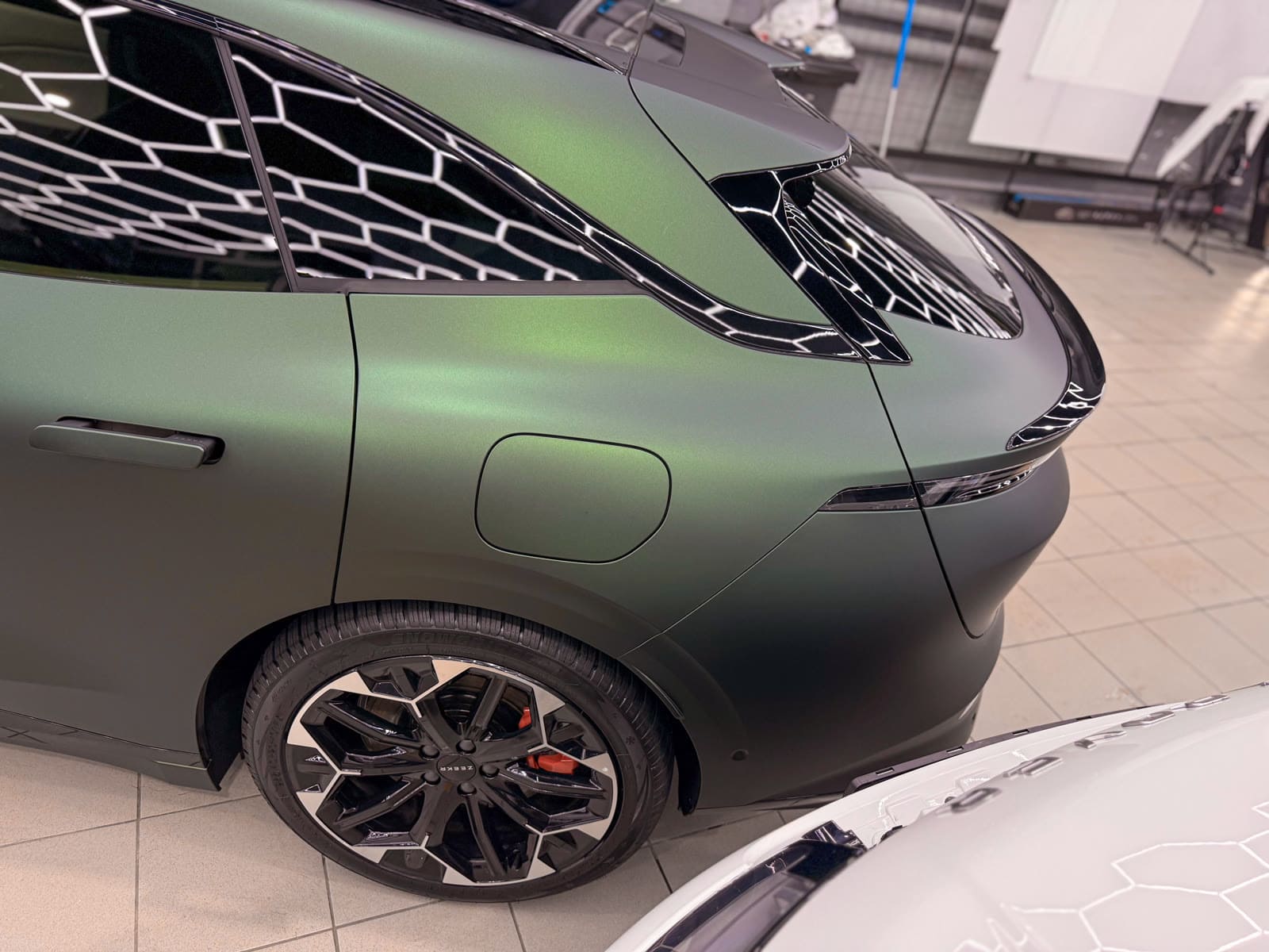 Матовая оклейка Zeekr GT — после защиты глянцевых элементов, кадр 16