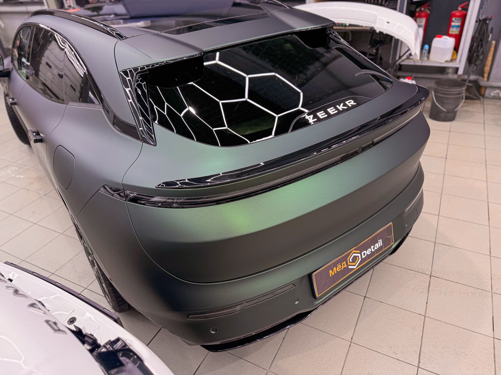 Матовая оклейка Zeekr GT — после защиты глянцевых элементов, кадр 17