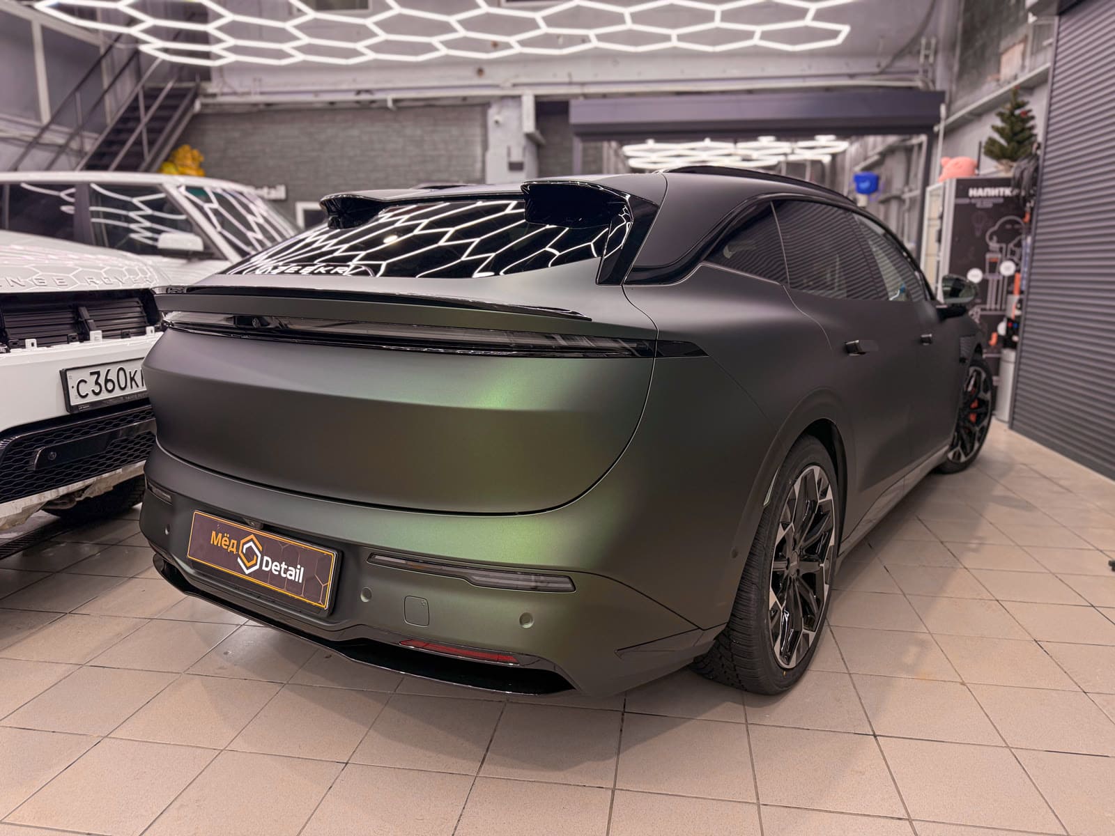 Матовая оклейка Zeekr GT — после защиты глянцевых элементов, кадр 19