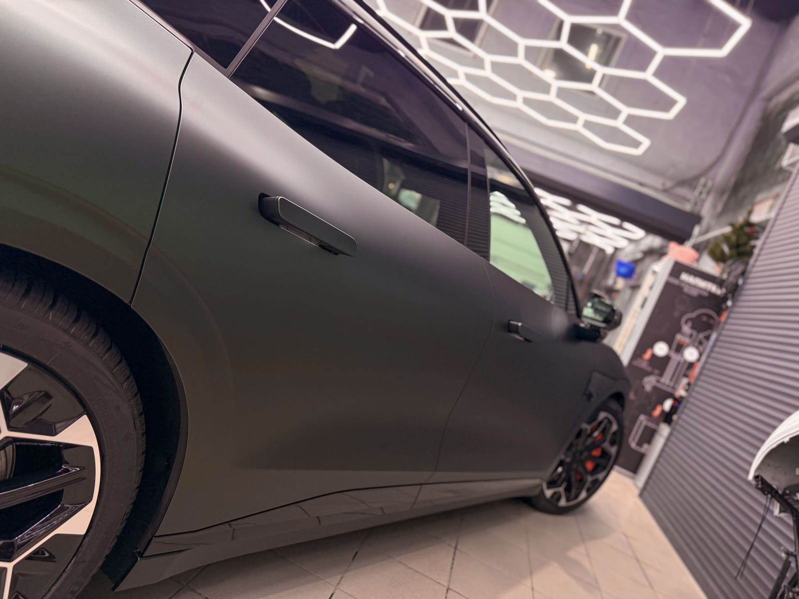 Матовая оклейка Zeekr GT — после защиты глянцевых элементов, кадр 20