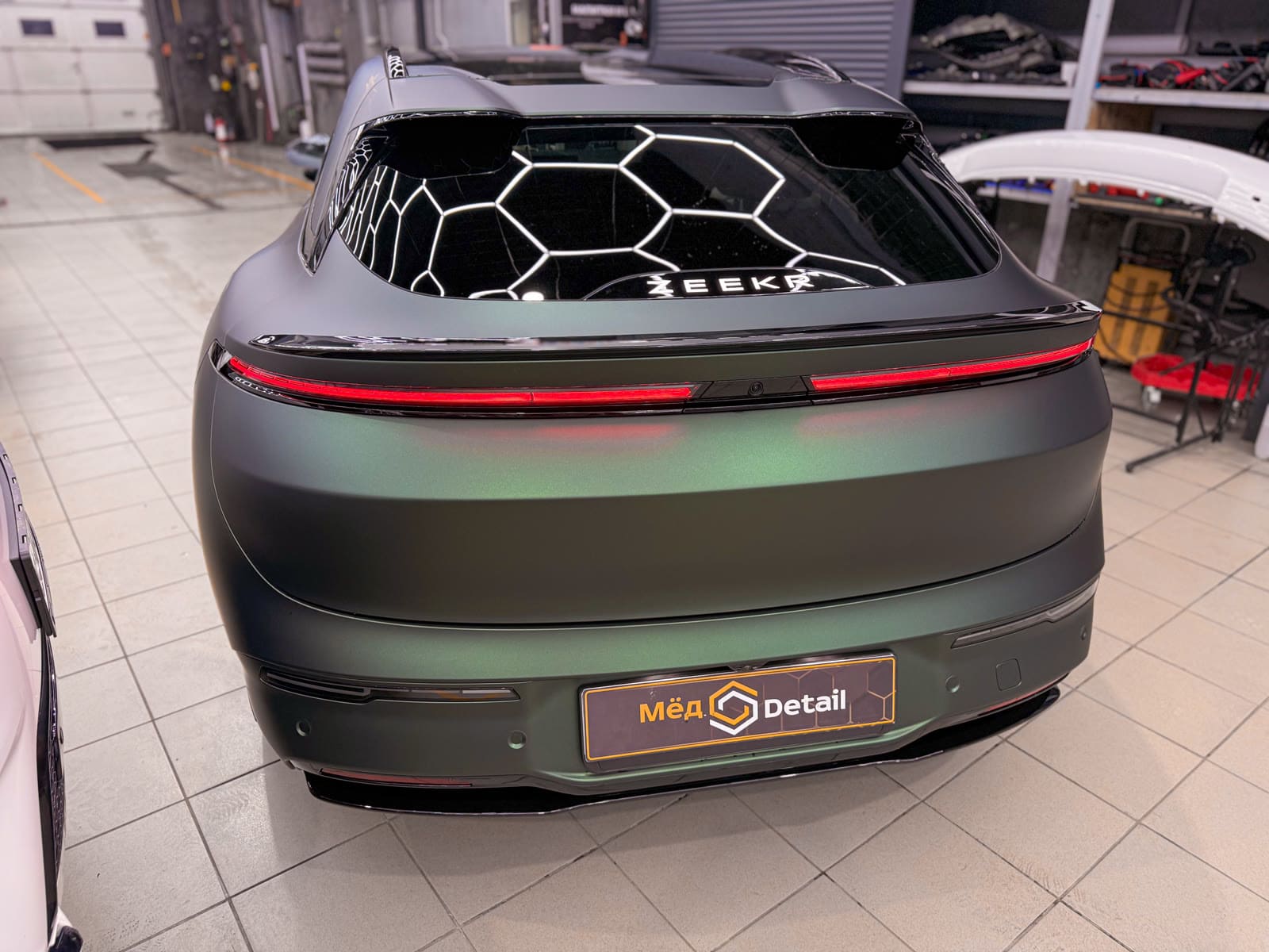 Матовая оклейка Zeekr GT — после защиты глянцевых элементов, кадр 25